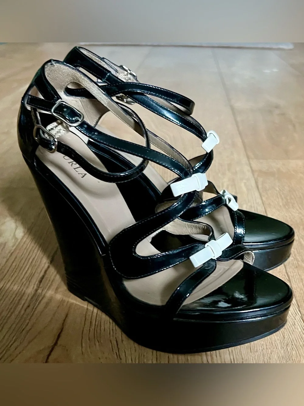 Furla Vero Cuoio Patent Leather Wedge/Platform Bow Sandals